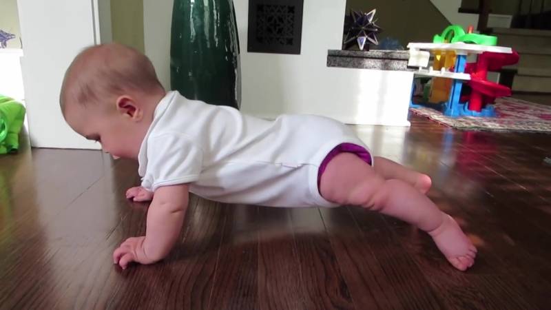 Что, если ребенок не встает. как научить малыша вставать на ножки.