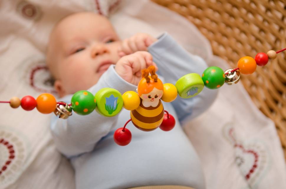 Первая игрушка новорождённого: какая она должна быть и как выбрать