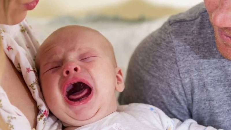 Причины  почему новорожденный ребенок плачет и способы его успокоить