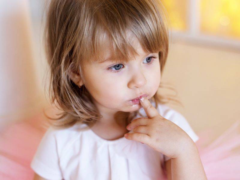 Как отучить ребенка от сосания пальца: ответы на родительские вопросы