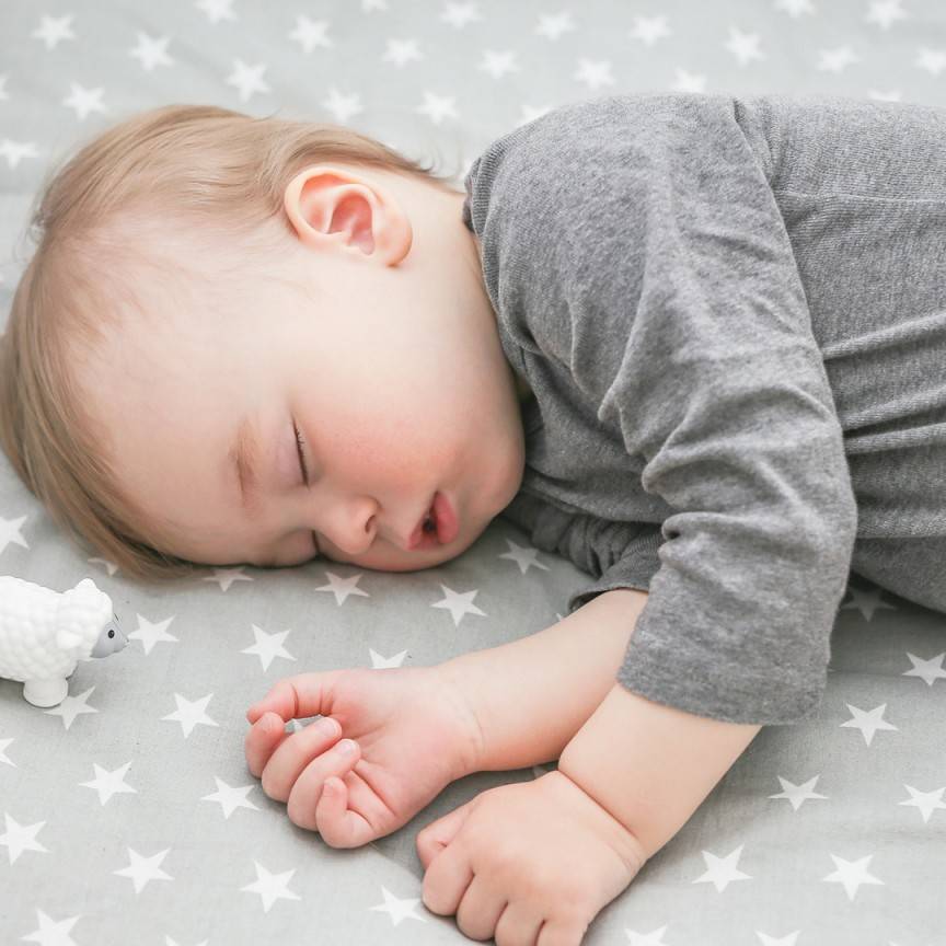 Ребенок 8 месяцев, плохо спит ночью и днем: почему так бывает
