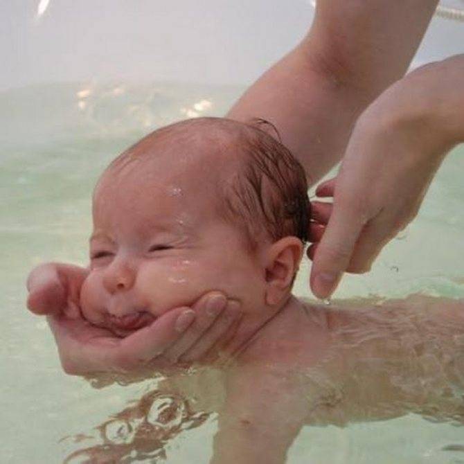 Ребенок плачет во время купания: в чем причина, как быть