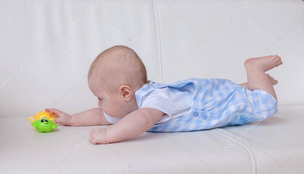 Ребенок в 7 – 8 месяцев не сидит и не ползает, доктор комаровский