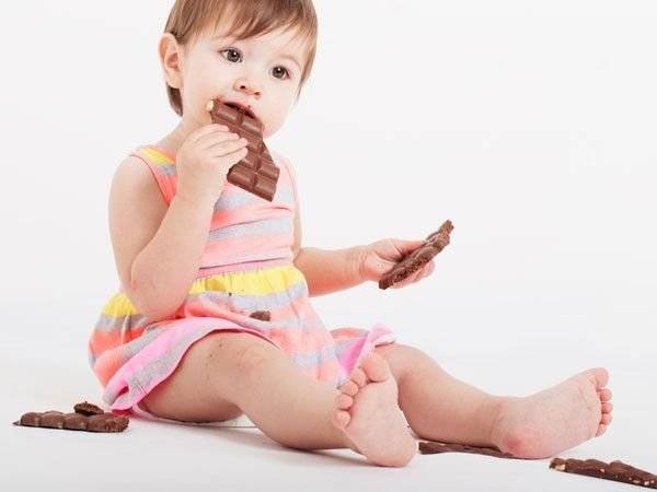 С какого возраста можно давать ребенку шоколад и чем он полезен?