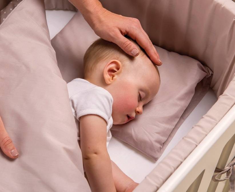 С какого возраста ребенку нужна подушка и как выбрать