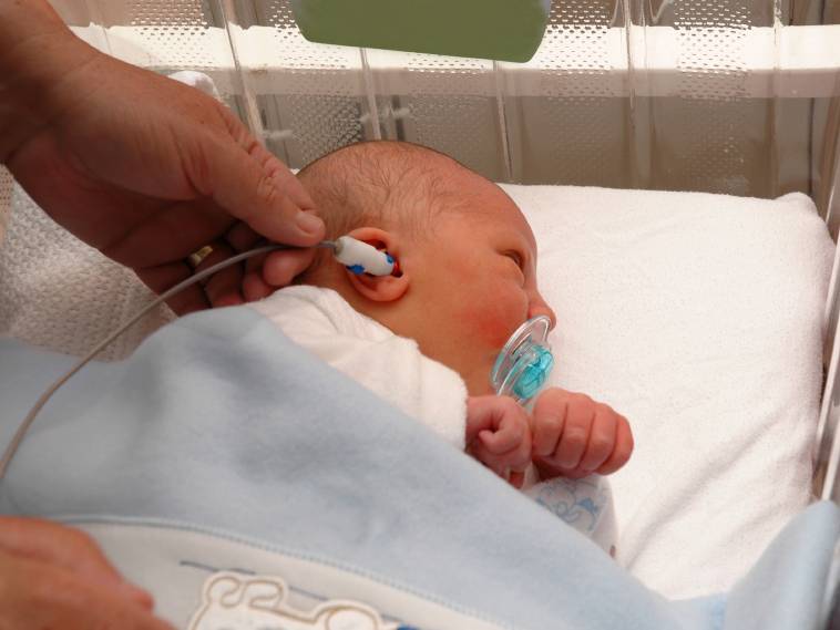 Как проверить слух у новорожденного ребенка в домашних условиях и роддоме: применяемые методики и способы