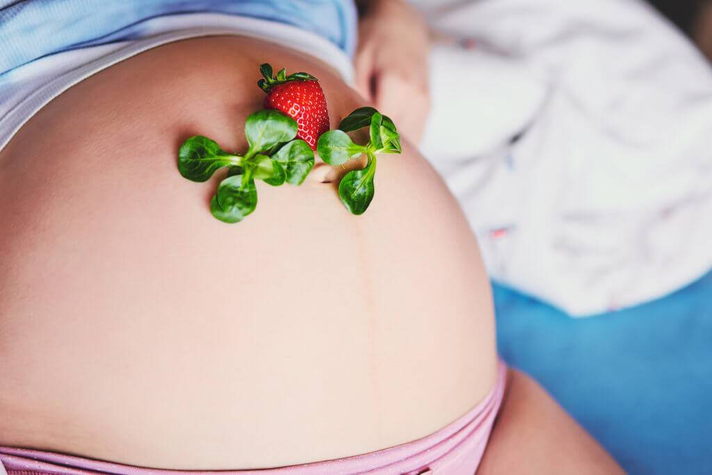 Клубника при беременности — польза, противопоказания и риски употребления