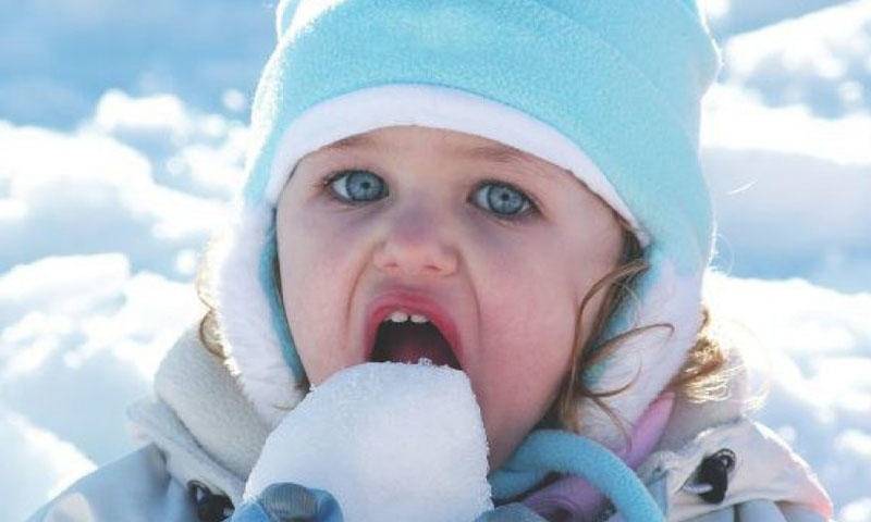 7 способов как отучить ребенка есть снег. так ли он вреден?️