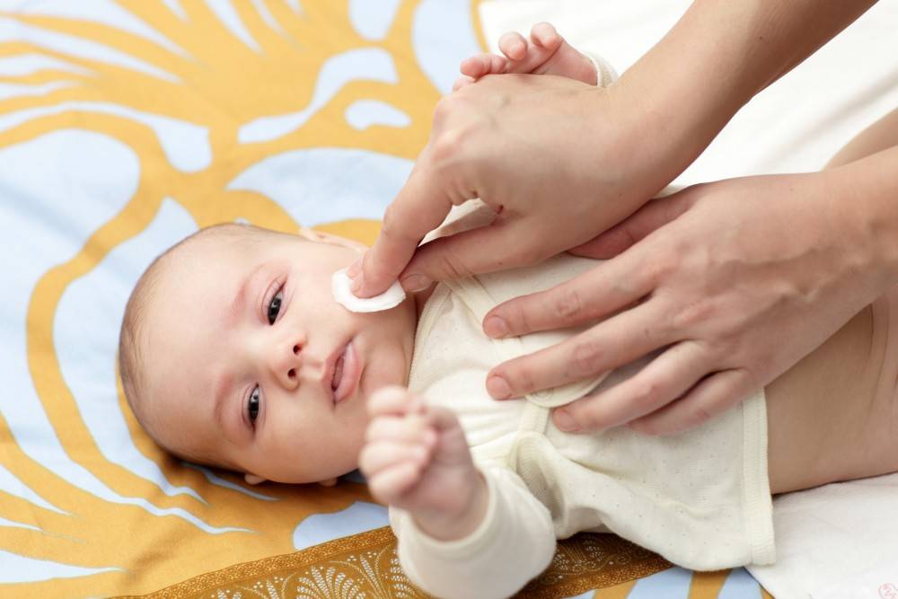 Как нужно правильно ухаживать за кожей новорожденных на лице и теле