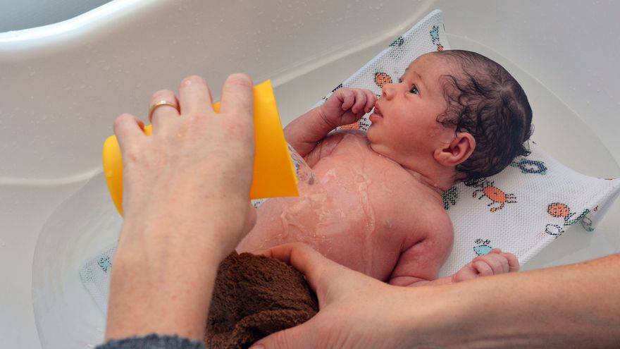 Когда и как используем марганцовку для купания новорожденного