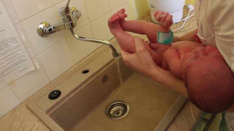 Как подмывать новорожденного — девочку? все об интимной гигиене новорождённых девочек: как, чем и когда подмывать малышку - автор екатерина данилова - журнал женское мнение