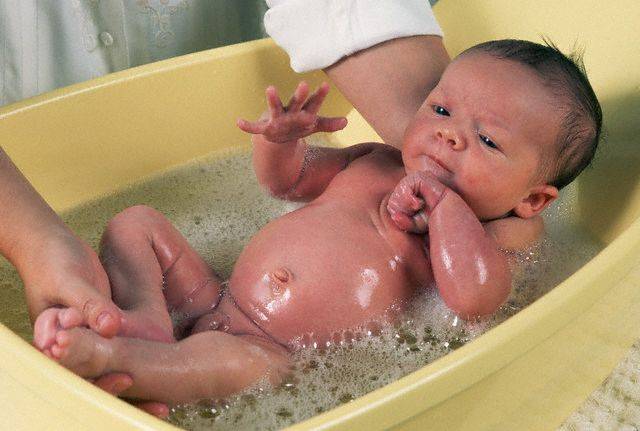 Как правильно купать новорожденного