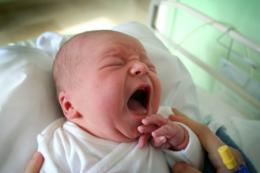 Новорожденный ребенок вскрикивает во сне: спит дальше или резко плачет