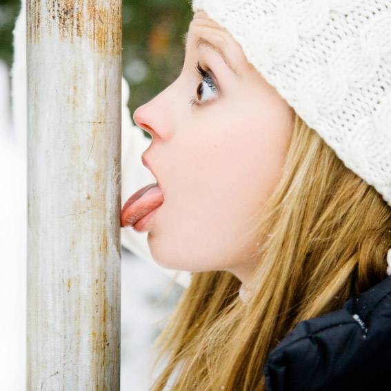 Ребенок прилип губой к металлу как лечить. что делать, если прилип язык на морозе к металлу