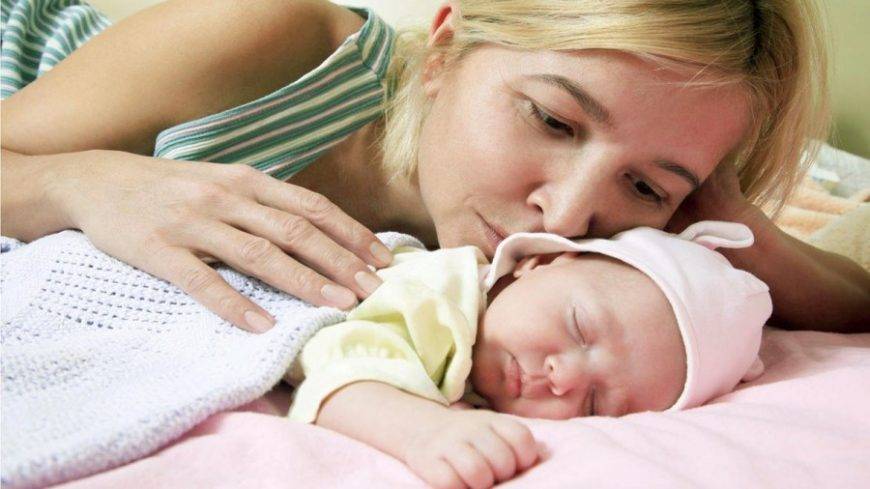Как разбудить новорожденного для кормления в роддоме и нужно ли это вообще делать