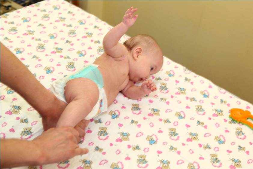 Как научить ребенка переворачиваться с живота на спину – упражнения для грудничка, как помочь малышу