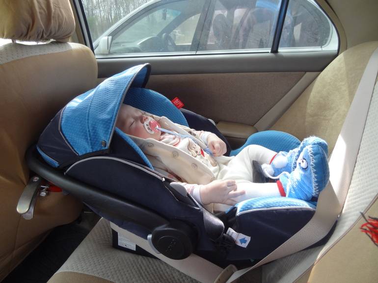 Как перевозить новорождённого в машине — какие приспособления выбрать, правила перевозки новорождённого