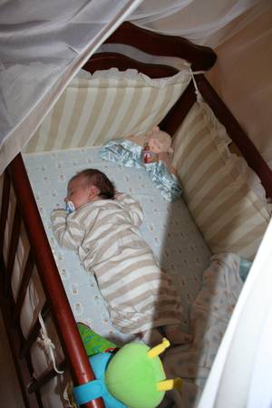 Как приучить новорожденного к кроватке: домашние условия и режим для грудничка (видео)