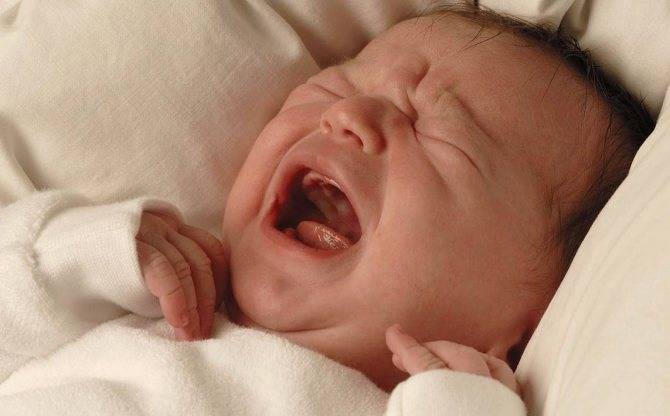 Почему новорожденный закатывает глаза, когда засыпает — стоит ли беспокоиться?