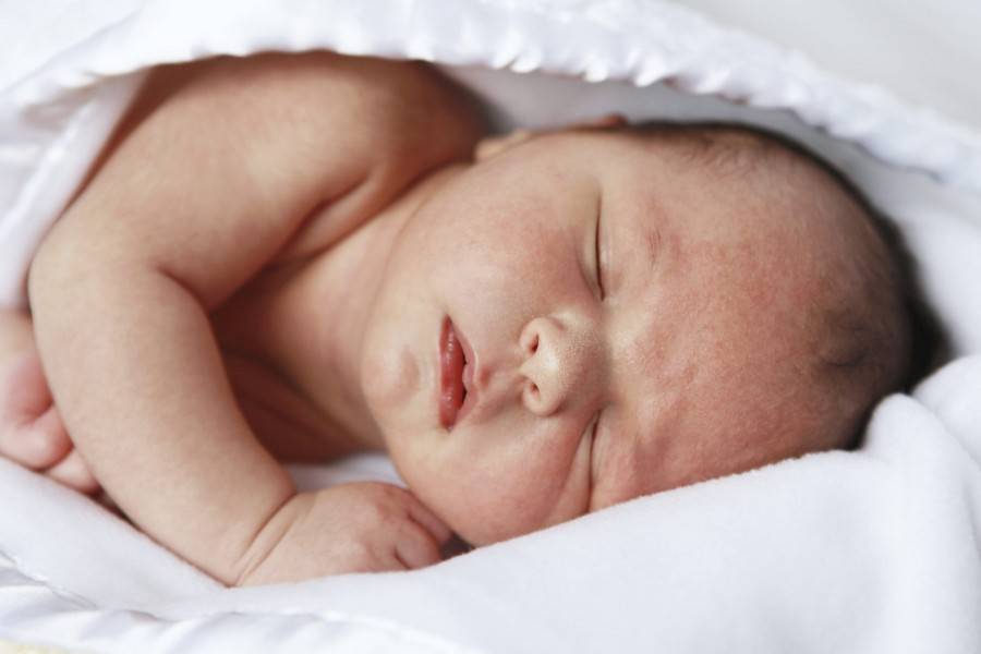Почему новорожденный икает после кормления. что делать?