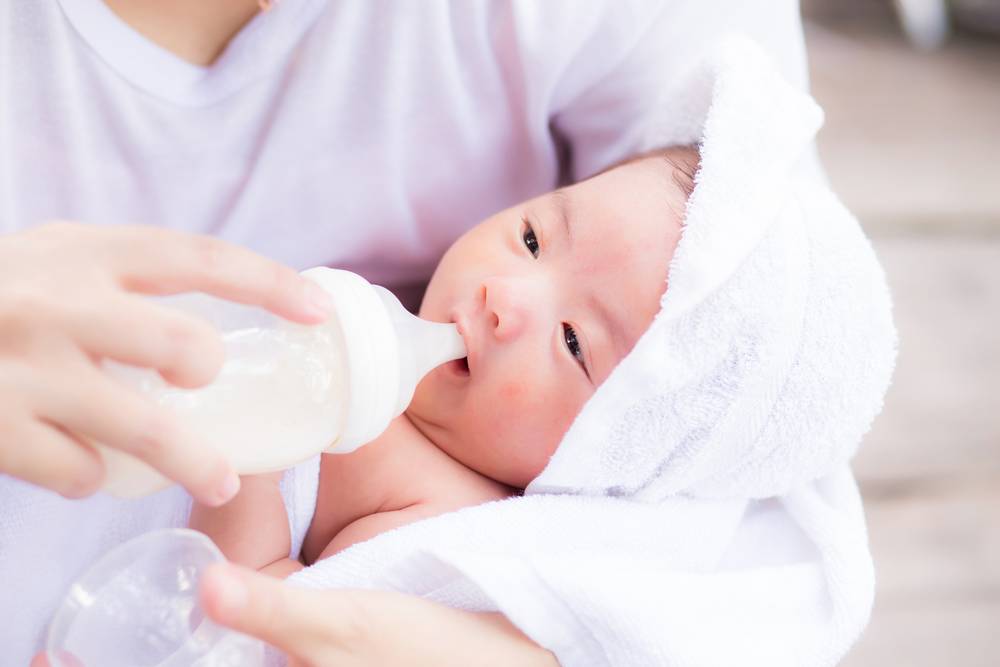 Как правильно перевести ребенка со смеси на грудное молоко, техника кормления и советы