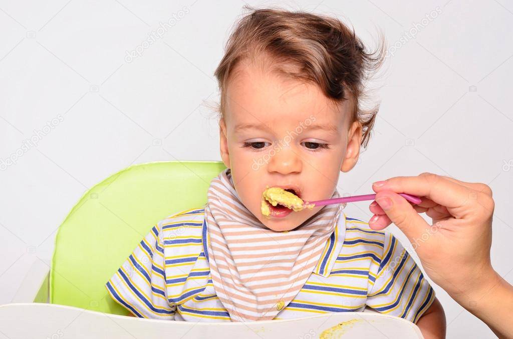 Не хочет есть кусочками. Ребенок выплюнул кусочек еды. Eat with a Spoon. The Baby with a Spoon to eat something.