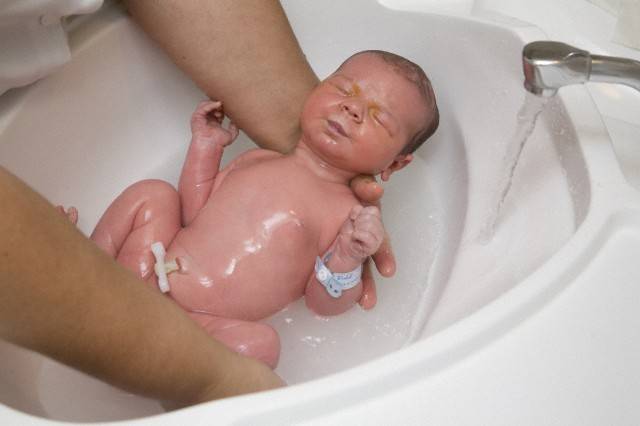 Как купать ребенка новорожденного? что нужно знать маме?