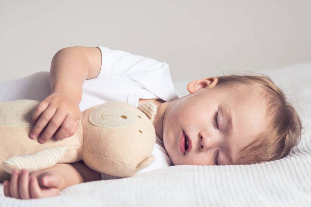 Как уложить ребенка спать без укачиваний и слез: распорядок дня и ритуалы