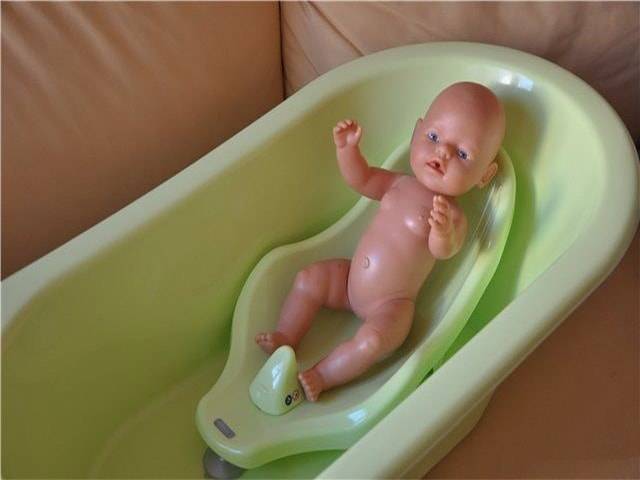 Круг на шею для купания новорожденного: как купать, со скольки месяцев можно