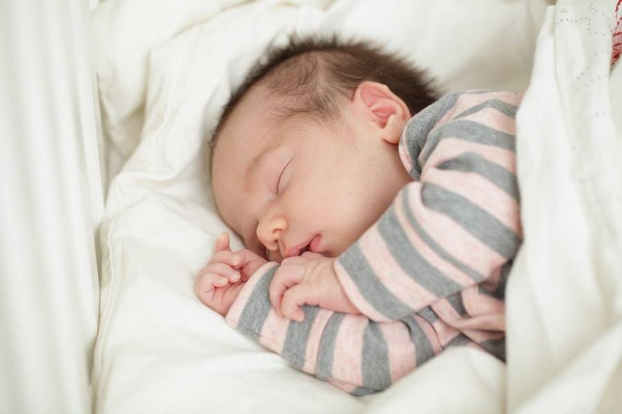 Что делать, когда ребенок не спит из-за коликов?