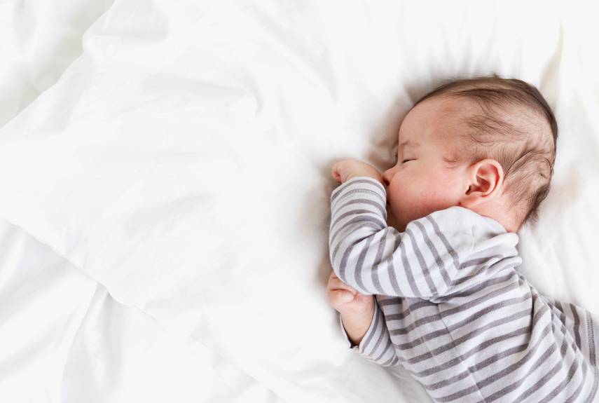 Почему ребенок говорит во сне: причины и способы лечения