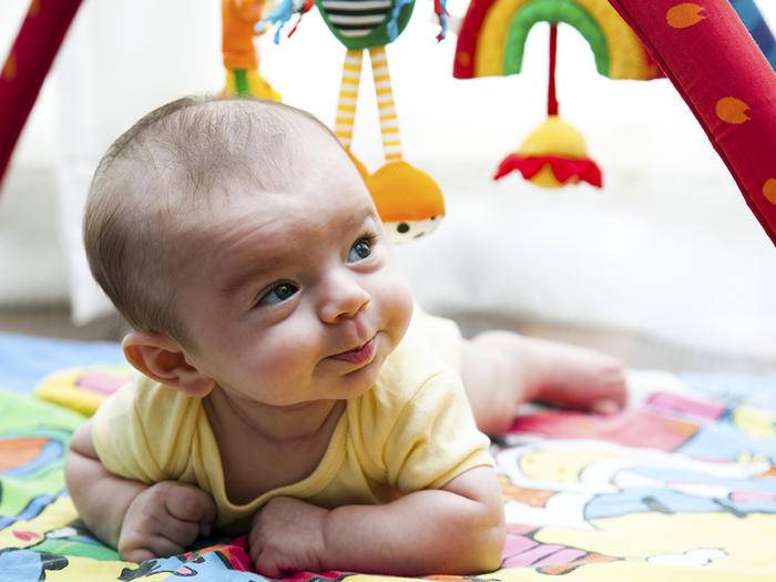 Развитие малыша на 2 месяце: умения и навыки грудничка