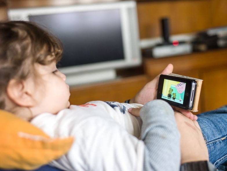 Как телевизор влияет на ребенка - как выбрать правильную телепередачу