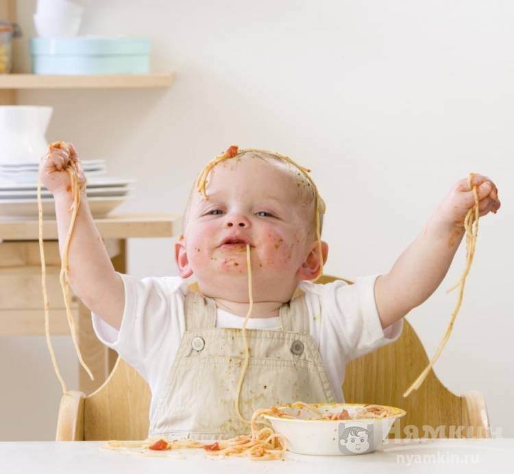 Почему ребенок выплевывает еду в 1 год. что делать, если ребенок плюется