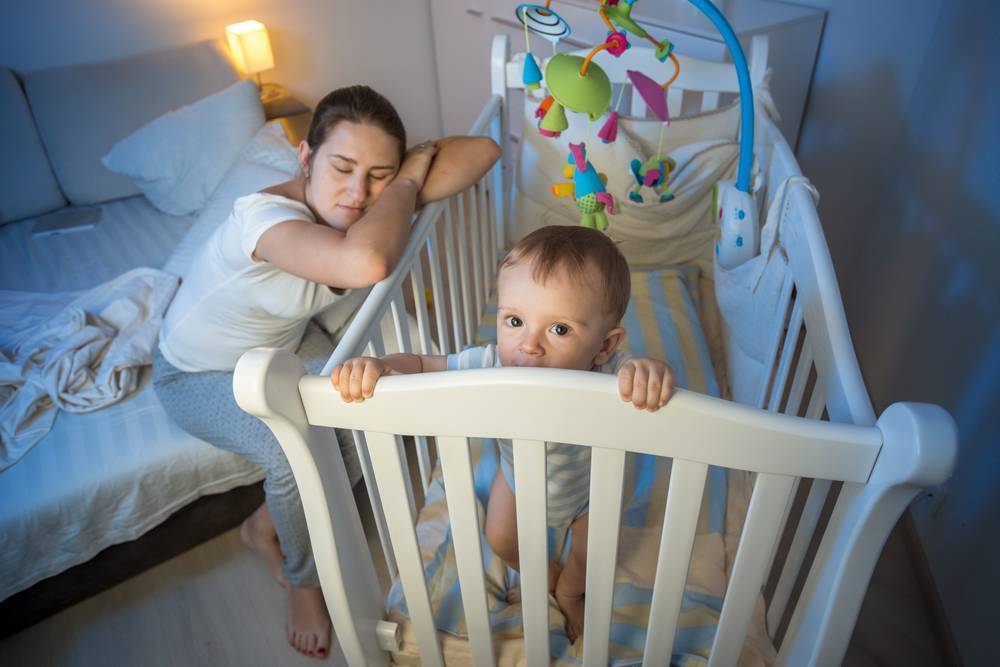 Почему ребёнок просыпается ночью: причины и решения