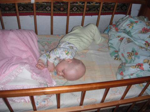 Почему ребенок переворачивается во сне на живот