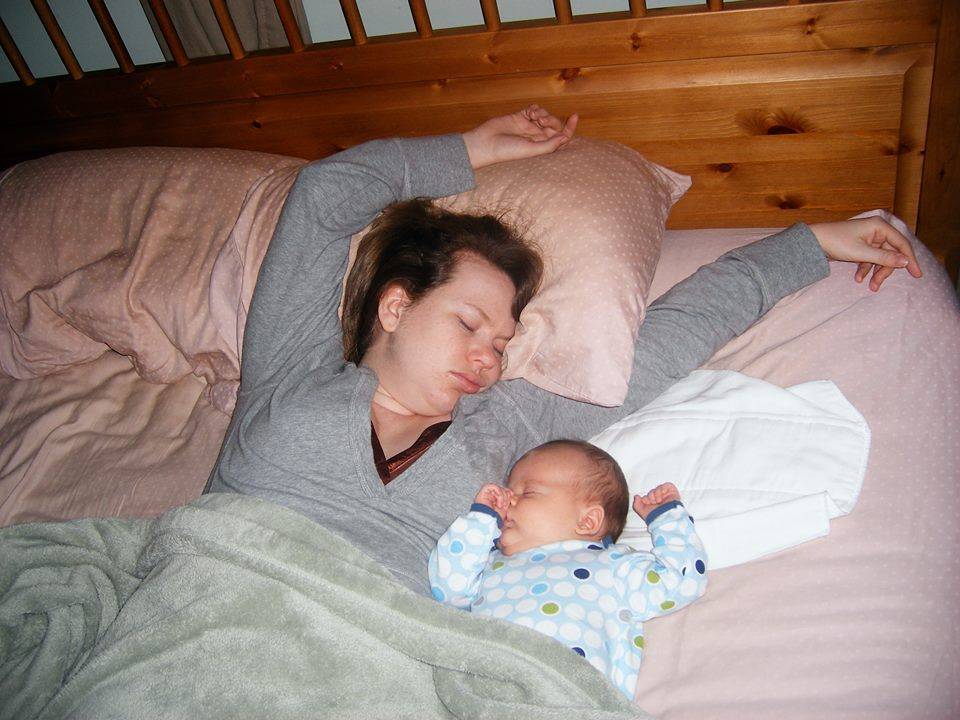 Сколько младенцу можно спать на животе