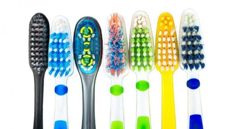Как правильно выбрать зубную щётку для детей