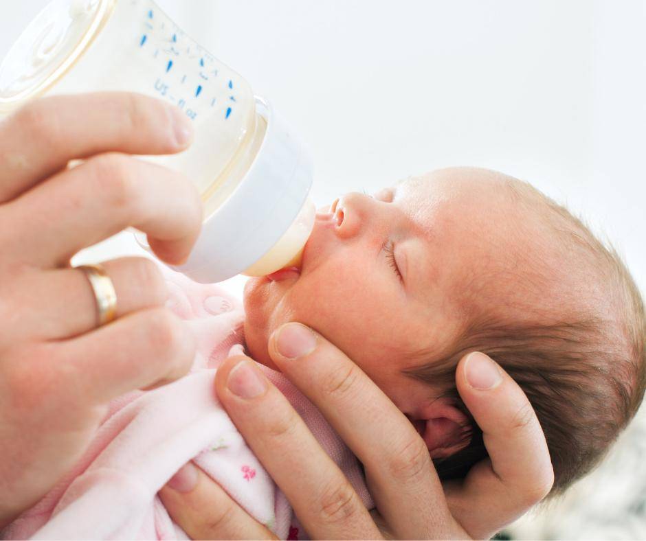 Ребенок плачет во время кормления грудным молоком или смесью