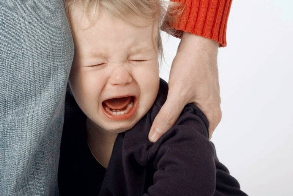 Истерики у ребенка после года: как реагировать, если ребенок закатывает истерики