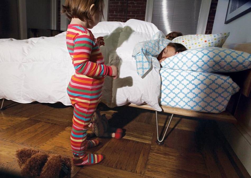Как приучить ребенка спать самостоятельно в своей кроватке