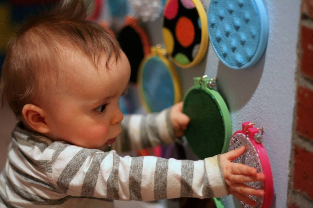 Как развивать ребенка в 4 месяца: полезные игры и занятия
