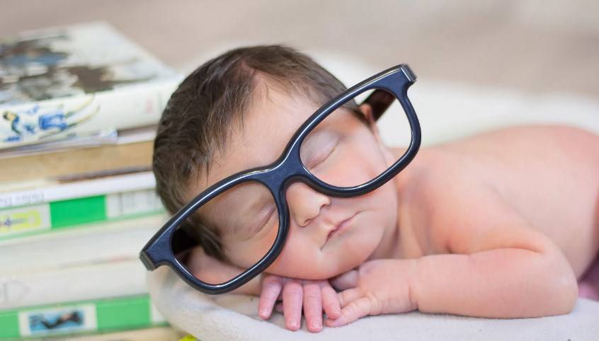 Зрение у новорожденных: этапы развития по месяцам, когда начинает фокусироваться, уход за глазами