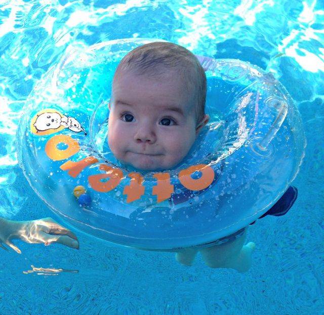 Шапочка и круг для купания малыша