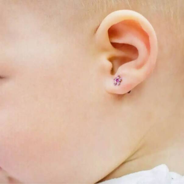 В каком возрасте лучше прокалывать уши, безопасно ли прокалывать уши ребенку