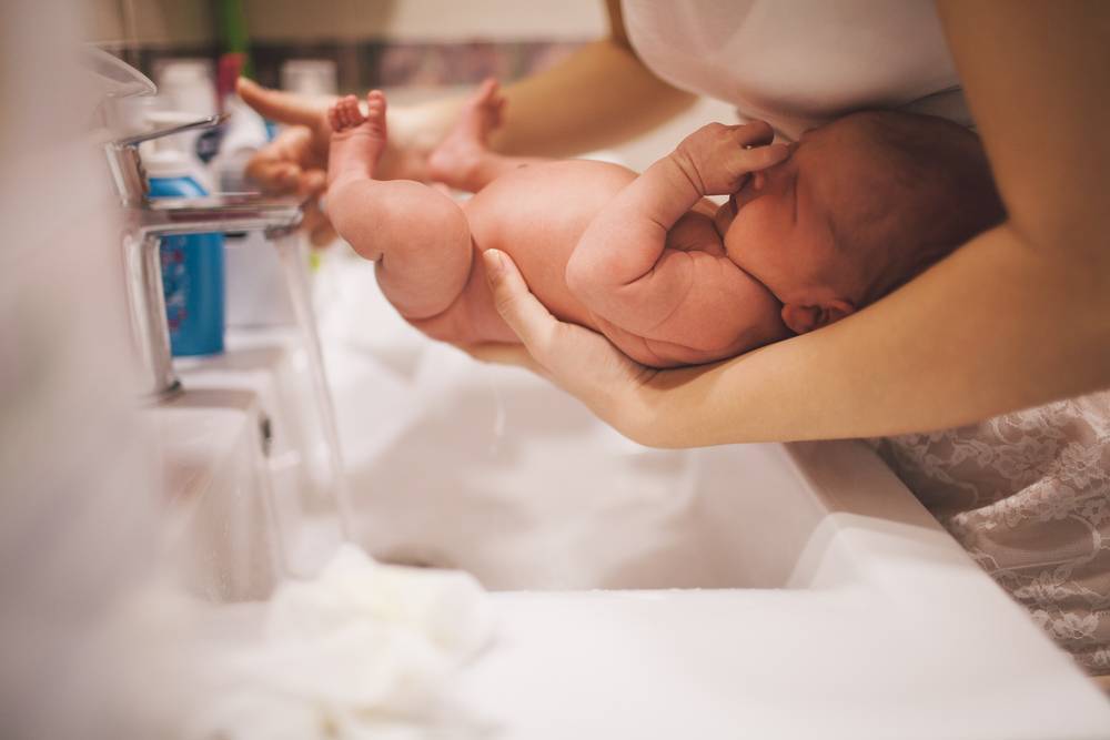 Гигиена новорожденной девочки: как правильно купать ребенка первый раз и затем, как мыть внутренние губы и что делать при белом налете и иных интимных проблемах?
