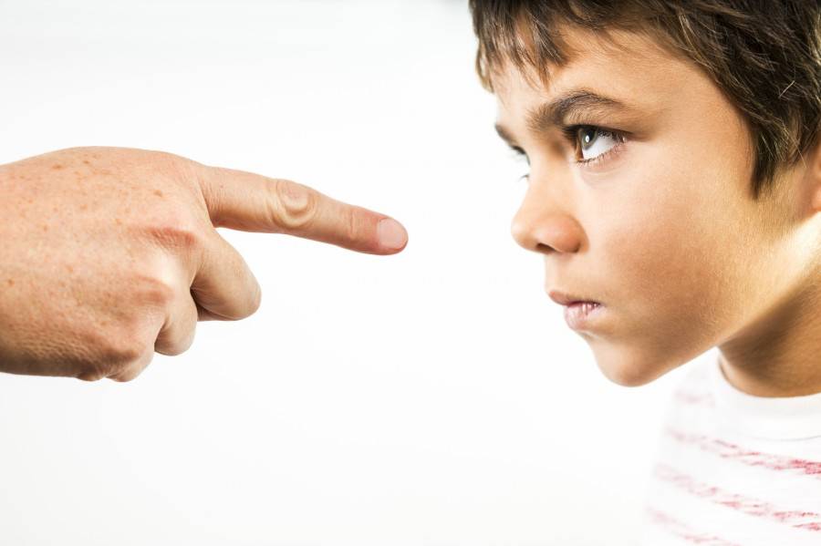 Ребенок не слушается родителей в 7 лет: причины, что делать?