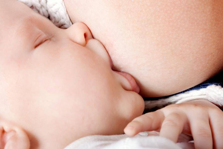 Позы кормления грудью удобные для мамы и правильные для ребенка.