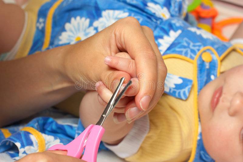 Как подстричь ногти новорожденному правильно