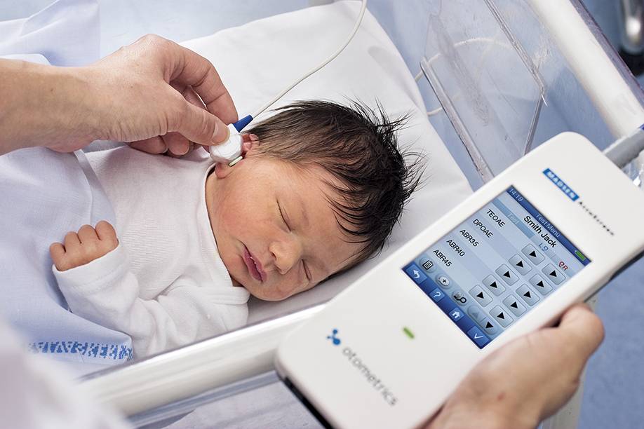 Как проверяют врачи слух ребенка в роддоме